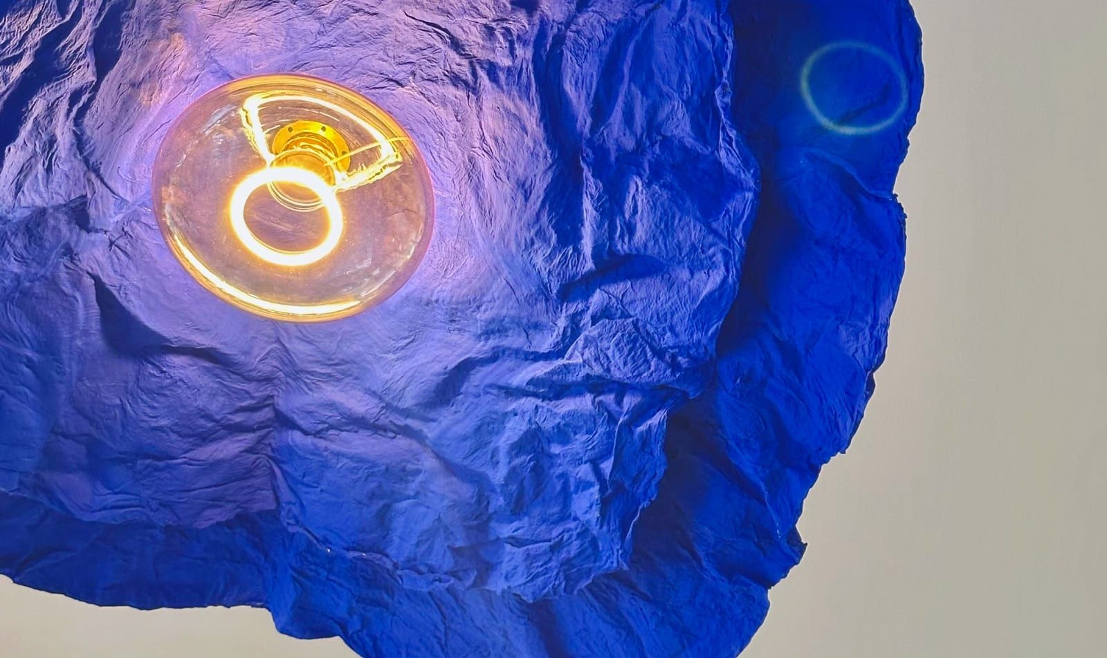 Luminaire en papier froissé bleu cobalt, ampoule à filament